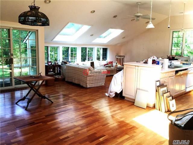 美国纽约州罗斯林高地4卧3卫的房产USD 1,20